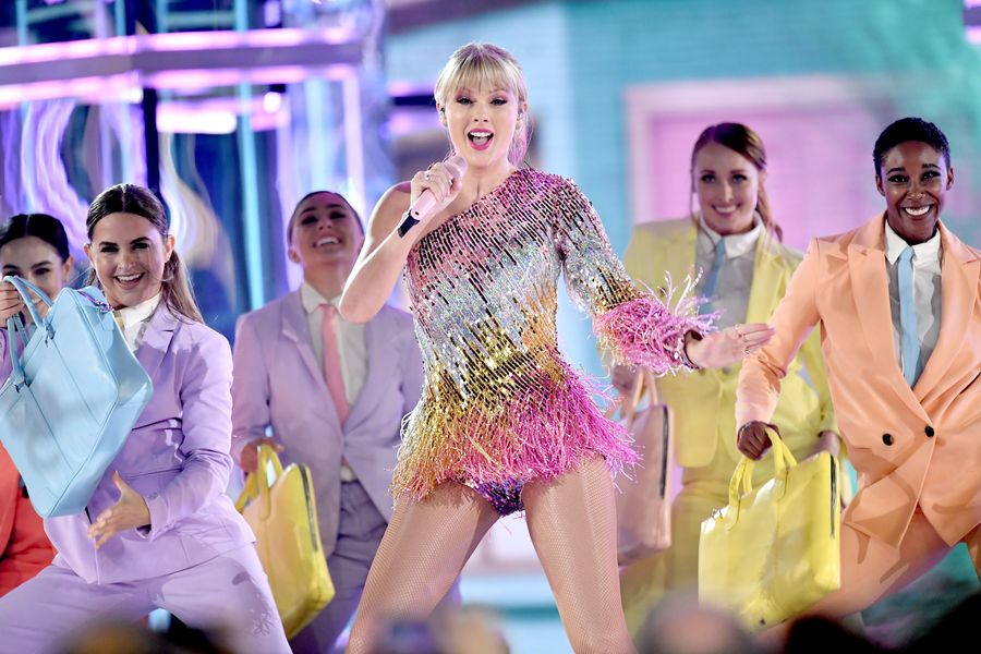 Taylor Swift tilføjer Katy Perrys nye single 'Never Really Over' til sin Apple Music-afspilningsliste