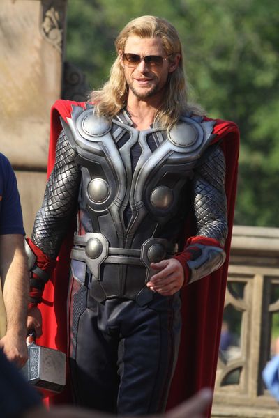 Chris Hemsworth concorda em ser explorado nas cenas sem camisa de 'Thor: Ragnarok'