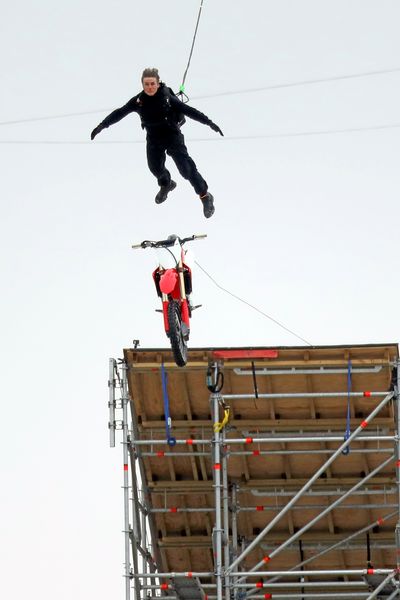 Tom Cruise salta de una motocicleta a toda velocidad en el aire para el último truco de 'Misión: Imposible'