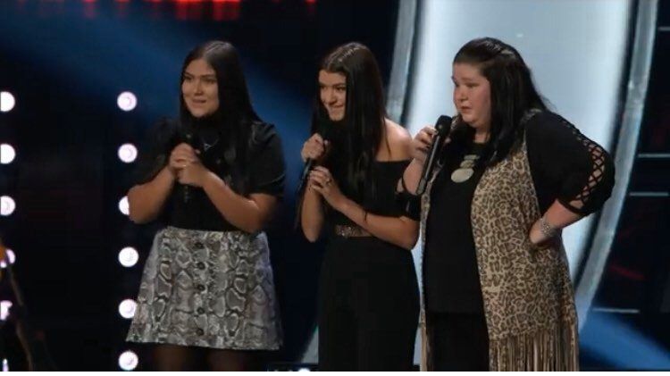 Trænere går i kamp om den fantastiske mor-datter-trio på 'The Voice'