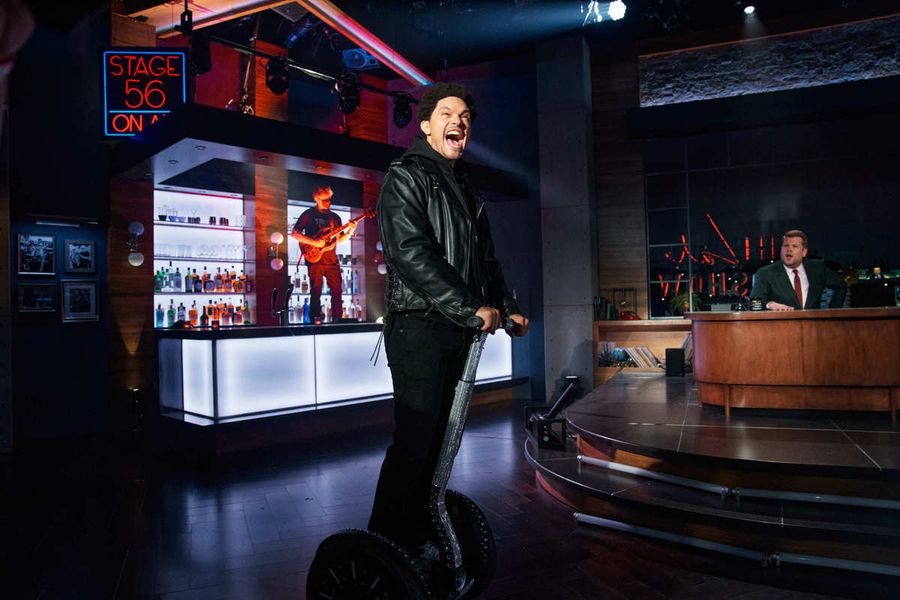 James Corden truer med at sparke Trevor Noah ud af sit show, efter at han har gjort ekstravagant 'Late Late Show' indgang