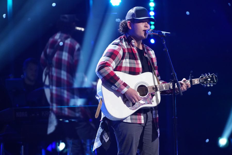 Caleb Kennedy tager en risiko for 'American Idol' med original sang
