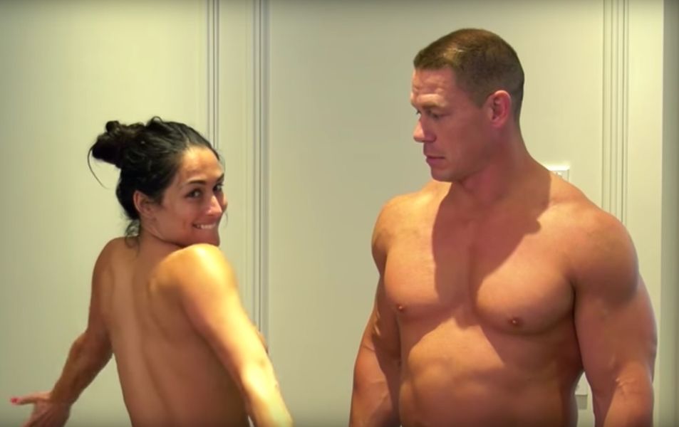 John Cena og Nikki Bella holder deres løfte om at danse nøgen på YouTube