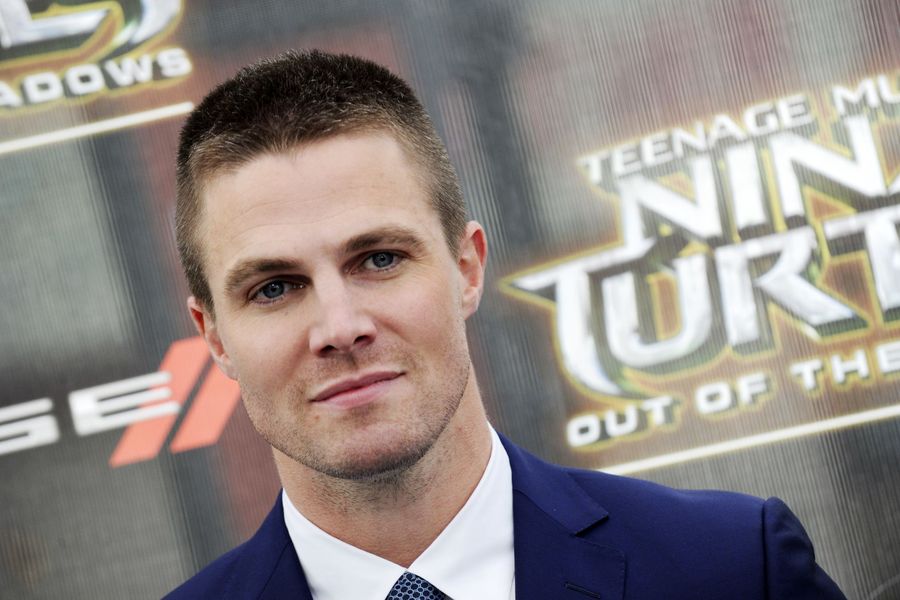 Bartender Raves To Stephen Amell About Chris O’Donnell's Role On ‘Arrow‘