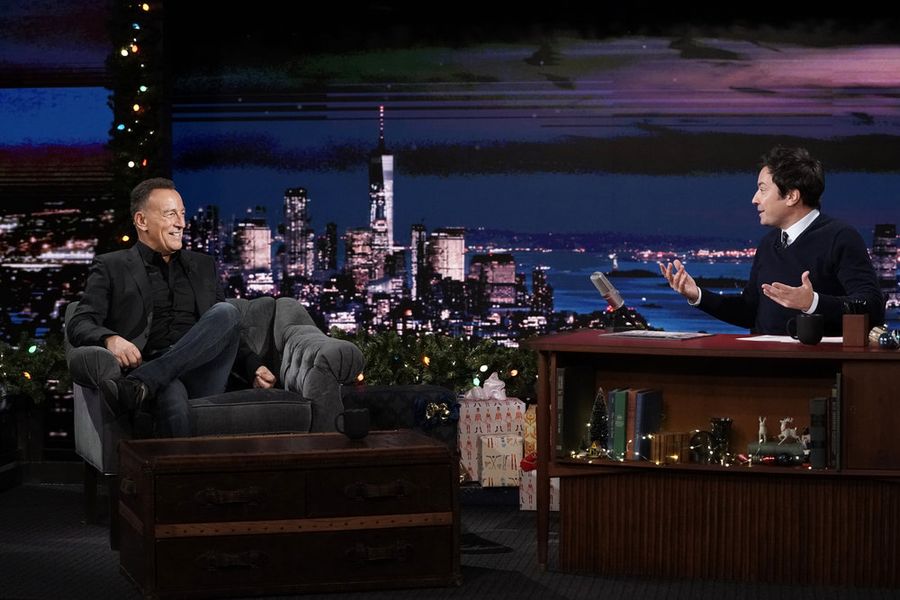 Bruce Springsteen siada na rzadki, obejmujący karierę wywiad „Tonight Show”