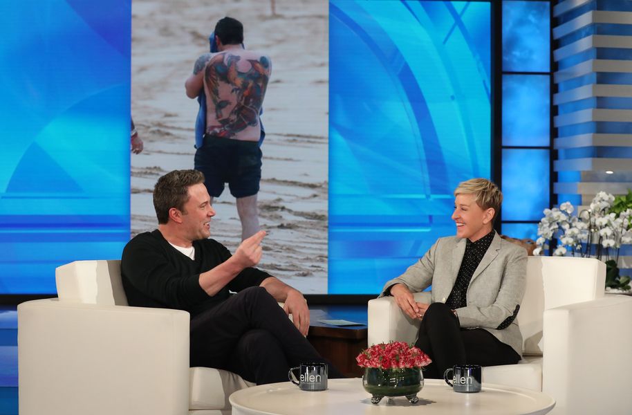 Ben Affleck tager sig af kritikere og forsvarer sin enorme ryg-tatovering: 'Det er meningsfuldt for mig'