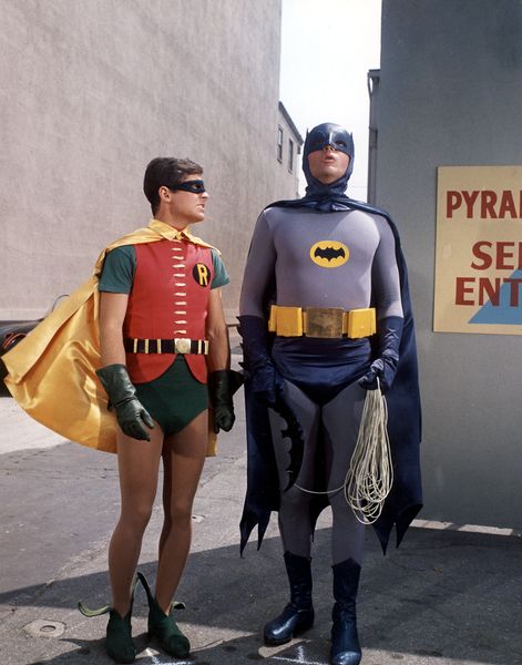 A estrela de ‘Batman’ Burt Ward recebeu pílulas para diminuir sua protuberância, Adam West teve o problema oposto
