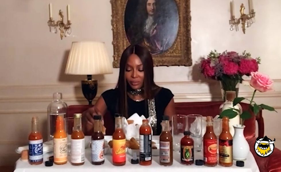 Naomi Campbell probeert niet flauw te vallen tijdens het eten van serieus pittige vleugels op ‘Hot Ones’