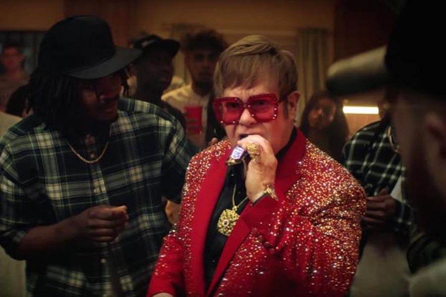 Elton John kastes ned i en rapkamp for nye Snickers-reklamer