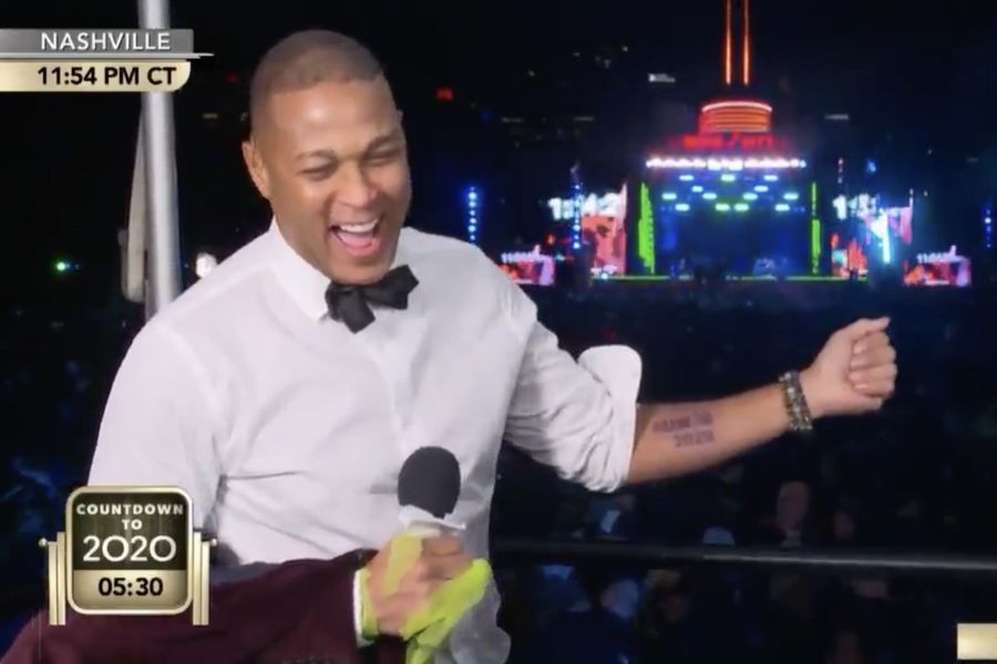 Don Lemon je prepracovaný a na Silvestra predvádza svoje tetovanie do roku 2020