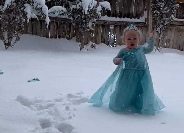 Video 2-ročného dievčaťa, ktoré vo snehu režíruje „Let It Go“, je vírusové