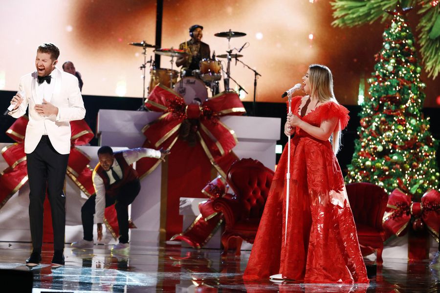 Kelly Clarkson a Brett Eldredge zverejnili videoklip k piesni Duet of Holiday hitom Under The Mistletoe