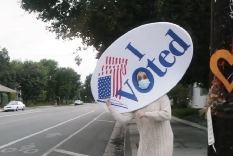 Katy Perry klæder sig ud som et kæmpe 'jeg stemte' klistermærke for at få folk pumpet over det amerikanske valg