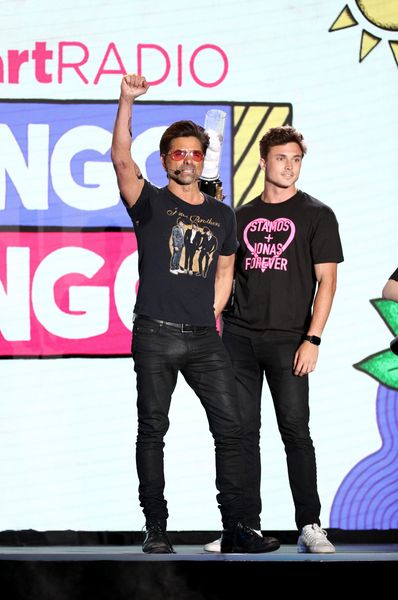 John Stamos bliver 'Uncle Jonas' for sjovt at introducere Jonas Brothers på Wango Tango Festival