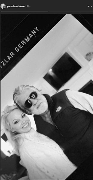 Pamela Anderson posa com o novo marido Jon Peters poucos dias após o casamento surpresa