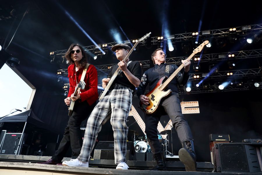 Weezer wręcza złotą płytę dla „Afryki” fanom, którzy przekonali ich do pokrycia Toto Hit