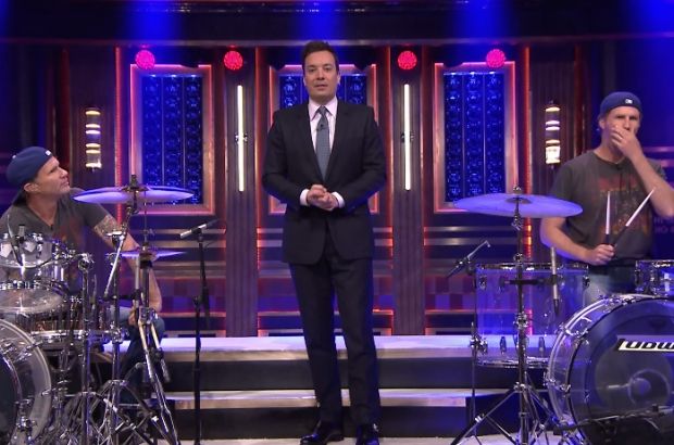 ويل فيريل وتشاد سميث لديهما مبارزة على الطبلة في 'The Tonight Show'
