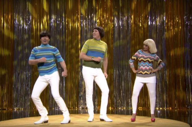 Sledujte Christinu Aguileru, Will Ferrella a Jimmyho Fallona, ​​ako tancujú v „tesných nohaviciach“