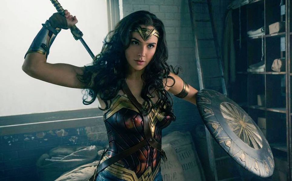 Gal Gadot giver tommelfinger op til Wonder Woman Barbie: 'Absolut Extraordinary'